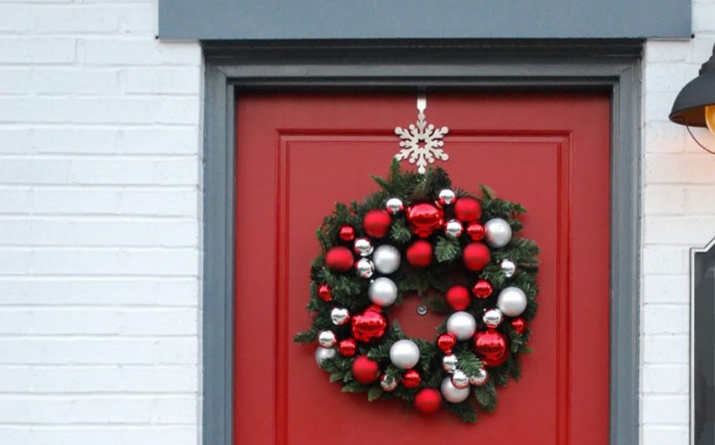 Secrets to Hanging Outdoor Decorations without Damage - Quality Built